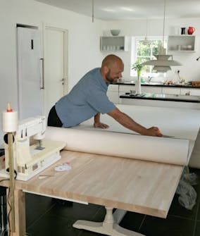 Sejldug: Læg stoffet på et stort bord, så du kan klippe det til. Sejldug: Læg stoffet på et stort bord, så du kan klippe det til.